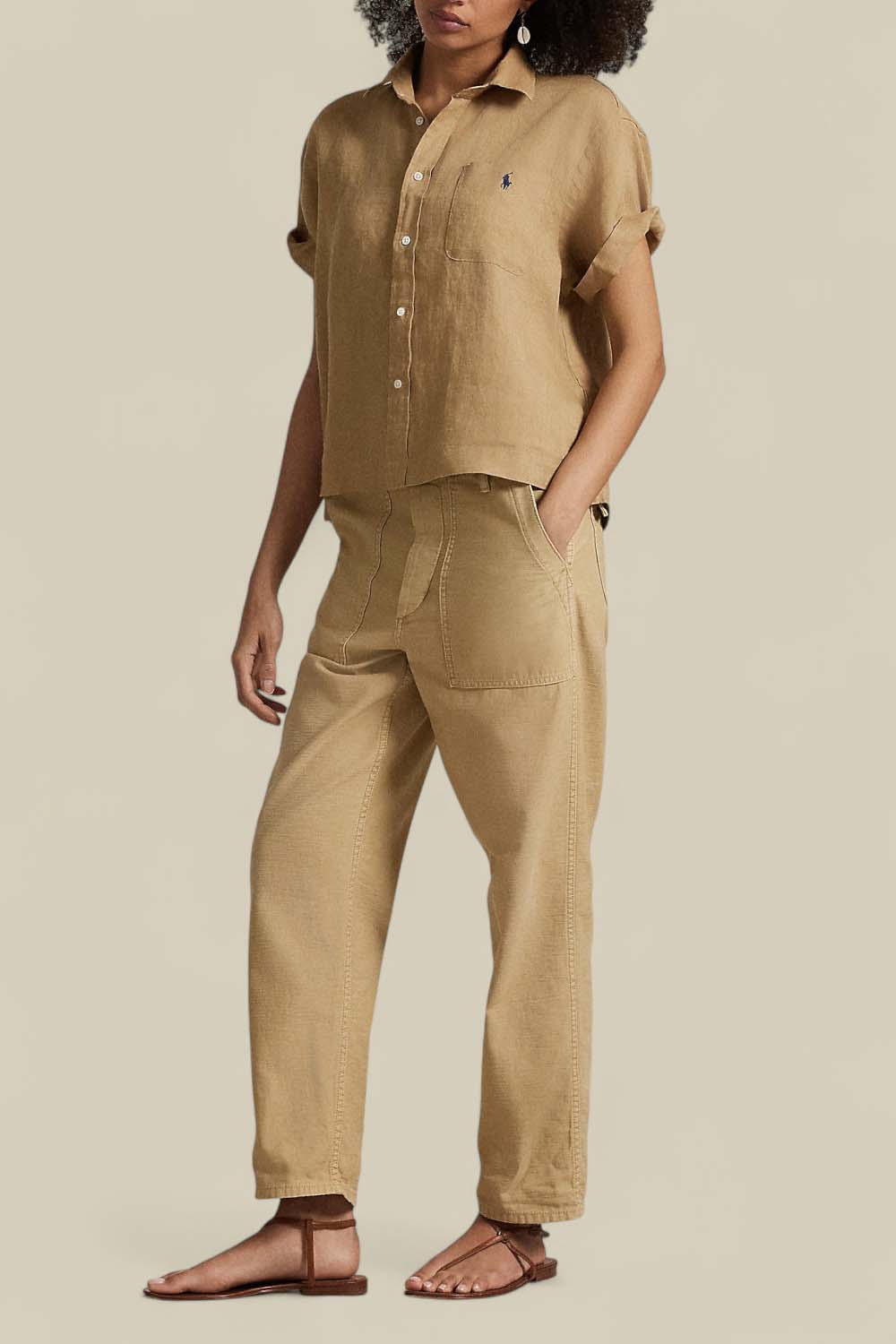 תמונת כל הלוק של חולצת כפתורים קצרה